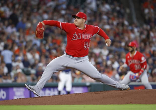 A Los Angeles Angels player is pitching during a baseball game, 2K Desktop Wallpaper