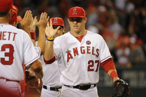 Los Angeles Angels players celebrate during a game, 2K Desktop Wallpaper
