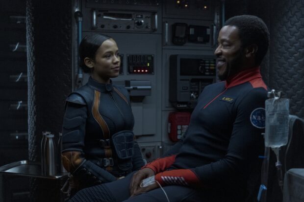 Two characters from Lost In Space tv series talk inside a spaceship room, 2K Desktop Wallpaper