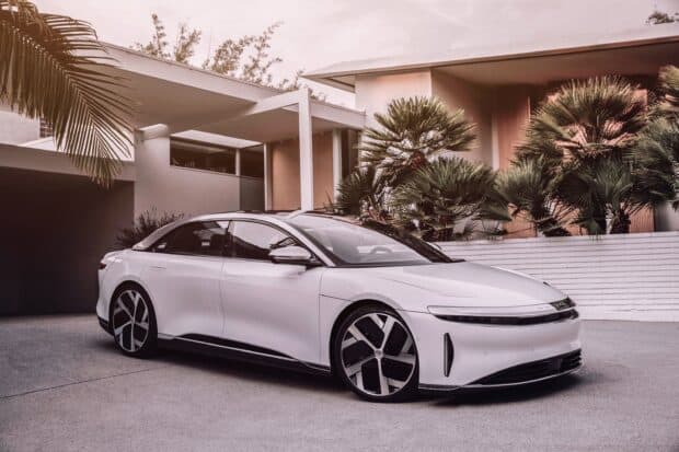 A white Lucid Motors electric vehicle parked by modern house and palm trees, 2K Desktop Wallpaper