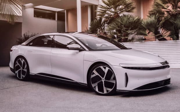 A white Lucid Motors electric car is parked in front of a modern house with palm trees, HD Desktop Wallpaper