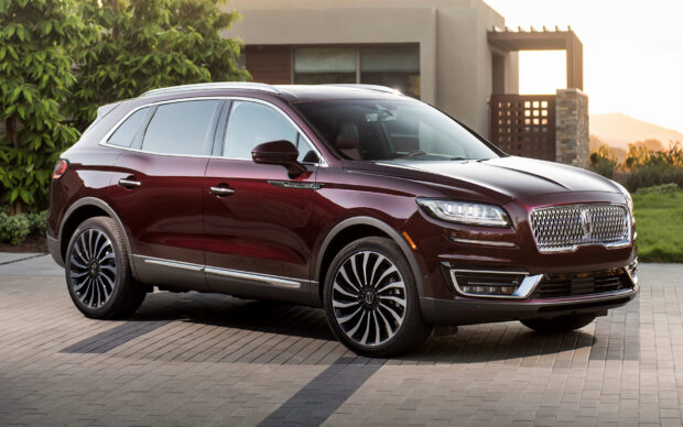 A luxurious Lincoln Nautilus is parked in front of a modern house at sunset, HD Desktop Wallpaper