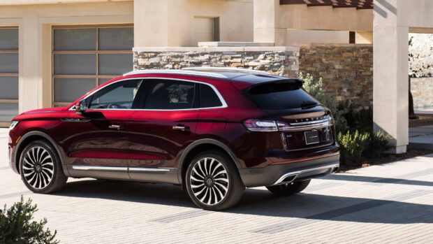 A red Lincoln Nautilus is parked outside a contemporary house with stone and stucco walls, 4K Desktop Wallpaper