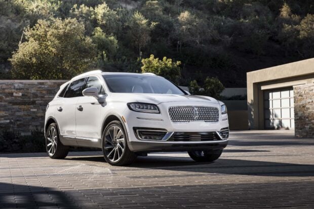 A white Lincoln car is parked on a driveway with trees and a modern house in the background, HD Desktop Wallpaper
