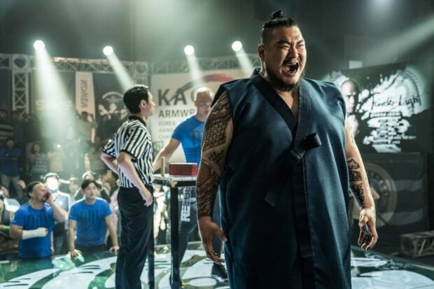 Ma Dong Seok is shouting passionately during an arm wrestling competition, HD Desktop Wallpaper