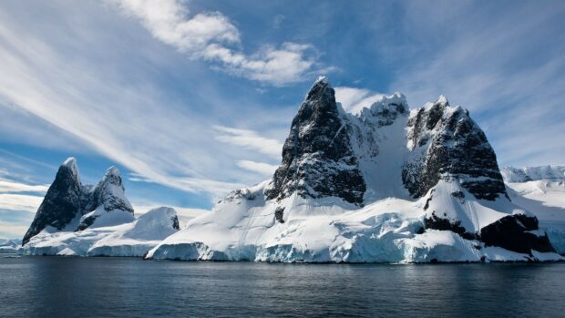 This image shows tall glacier peaks rising above cold ocean waters, featuring the natural beauty of glacier landscapes, 4K Desktop Wallpaper