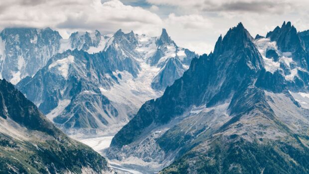 A stunning view of glacier landscapes with sharp mountain peaks covered in ice and snow, 4K Desktop Wallpaper
