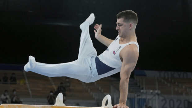 A male gymnast performs a pommel horse gymnastics routine during a competition, 4K Desktop Wallpaper