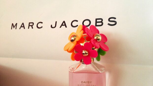 A bottle of Marc Jacobs with colorful flower cap is displayed, HD Phone Wallpaper