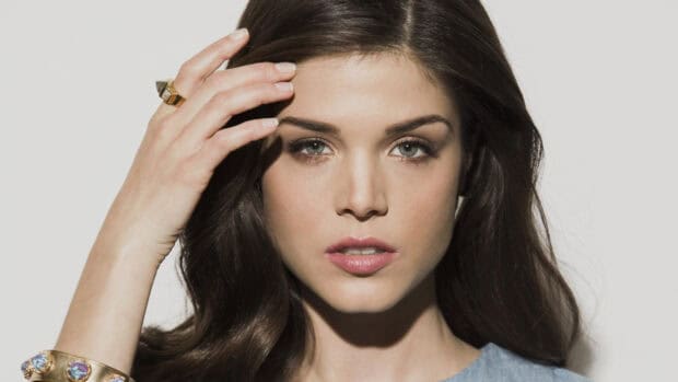 Marie Avgeropoulos looks directly at the camera with a hand near her face, 4K Desktop Wallpaper
