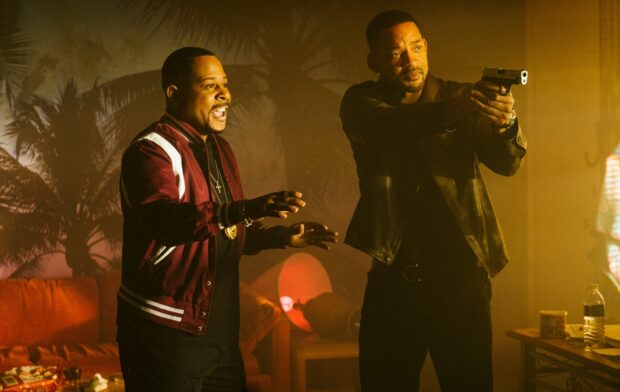 Martin Lawrence talks while Will Smith aims a gun in a tense moment, 2K Desktop Wallpaper