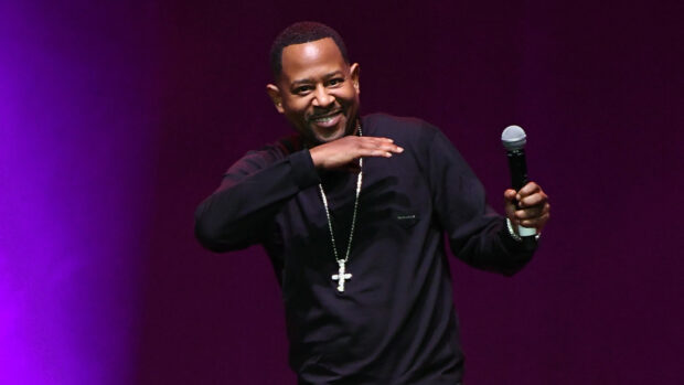 Martin Lawrence is smiling and holding a microphone on stage during a performance, HD Desktop Wallpaper