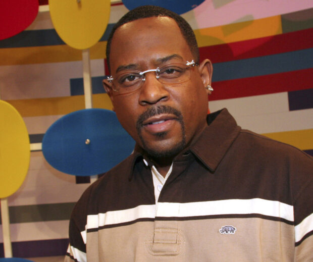 Martin Lawrence wears glasses and a striped shirt in front of colorful abstract shapes, HD Desktop Wallpaper