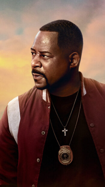 A close up of Martin Lawrence wearing a badge and cross necklace against a soft sky, HD Phone Wallpaper