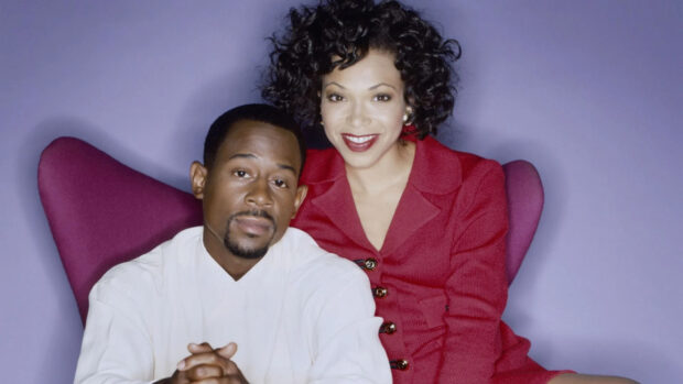 Martin Lawrence portrait with a woman sitting on a chair and smiling, HD Desktop Wallpaper