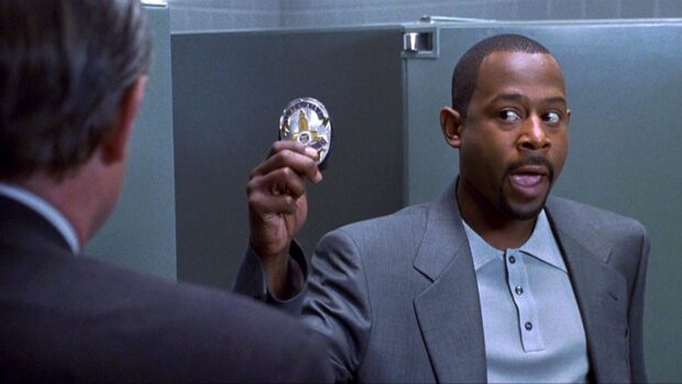 Martin Lawrence holds up a police badge while talking to a man, HD Desktop Wallpaper