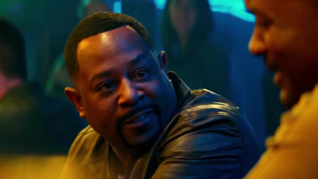 Martin Lawrence smiling and talking to a friend in a low lit setting, HD Desktop Wallpaper