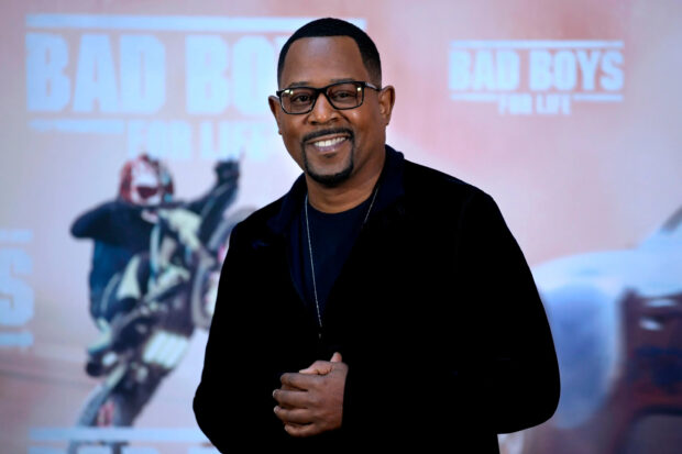 Martin Lawrence is smiling while wearing glasses and a black jacket, 2K Desktop Wallpaper