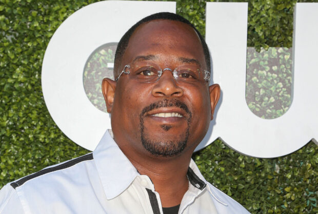 Martin Lawrence smiles wearing glasses at an event, HD Desktop Wallpaper
