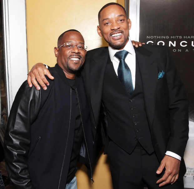 Martin Lawrence smiling with actor Will Smith at an event in a black jacket and suit, HD Desktop Wallpaper