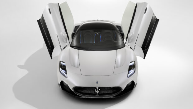 A white Maserati Mc20 sports car with butterfly doors open in a studio setting, 4K Desktop Wallpaper