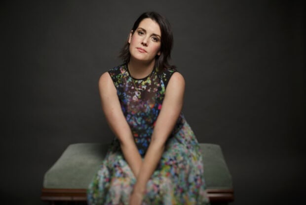 Melanie Lynskey is sitting and looking thoughtfully with a dark blurred background, HD Desktop Wallpaper