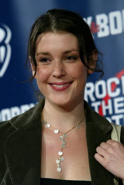 Melanie Lynskey smiling warmly with a stylish necklace at a public event, 2K Desktop Wallpaper