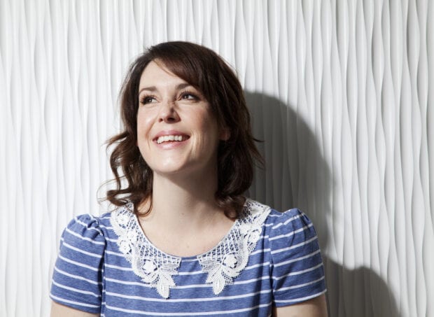 Melanie Lynskey is smiling brightly with a patterned white background behind her, HD Desktop Wallpaper