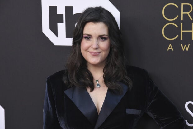 Melanie Lynskey wearing a black velvet suit and a pendant necklace at an event, 2K Desktop Wallpaper