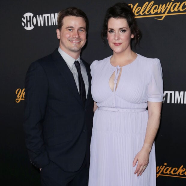 Melanie Lynskey is posing with a male companion at a Showtime event, HD Desktop Wallpaper