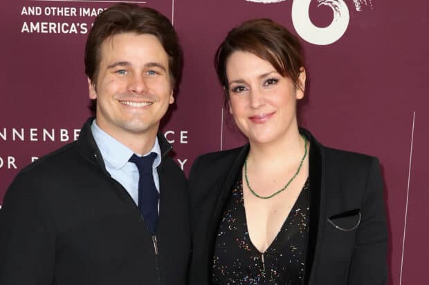 Melanie Lynskey is posing with a man at a formal event, HD Desktop Wallpaper