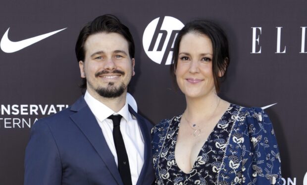 Melanie Lynskey is smiling with a man in formal attire at an event, 2K Desktop Wallpaper