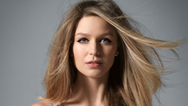 Melissa Benoist looks directly at the camera with flowing blonde hair, 4K Desktop Wallpaper