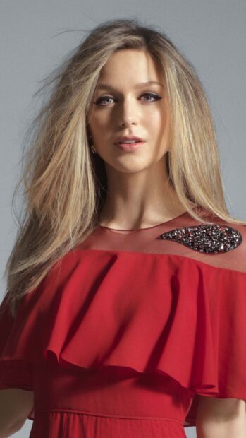 Melissa Benoist wallpapers featuring a close up of her face with blonde hair and a red dress, 4K Phone Wallpaper