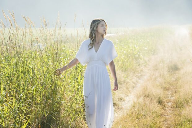 Melissa Benoist walks through a sunlit field of tall grass wearing a white dress, 2K Desktop Wallpaper