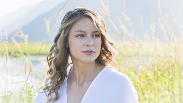 Melissa Benoist looks thoughtfully into the distance with a natural outdoor background, 4K Desktop Wallpaper