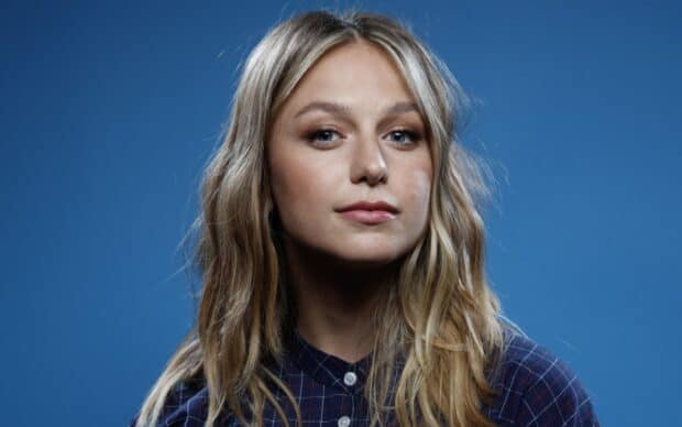 A close up portrait of Melissa Benoist with blonde hair against a blue background, HD Desktop Wallpaper