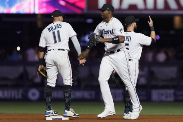 Miami Marlins players are congratulating each other during a game, 2K Desktop Wallpaper