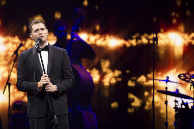 Michael Buble singing on stage with a jazz band in the background, 2K Desktop Wallpaper