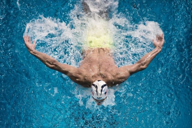 Michael Phelps swimming powerfully during a butterfly stroke race, HD Desktop Wallpaper