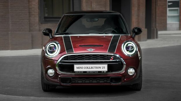 A red Mini Cooper with black stripes is parked on the street, 4K Desktop Wallpaper