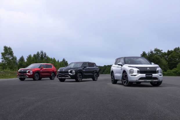 Three Mitsubishi Outlander models are parked on a clear road under a cloudy sky, HD Desktop Wallpaper