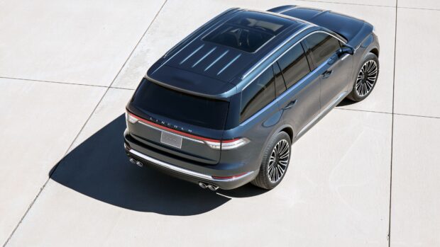 A sleek Lincoln car is parked on a concrete surface under bright sunlight, 4K Desktop Wallpaper