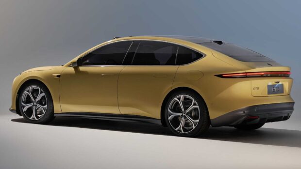 A modern gold Nio Auto ET5 with a sleek side profile is shown in a studio, HD Desktop Wallpaper