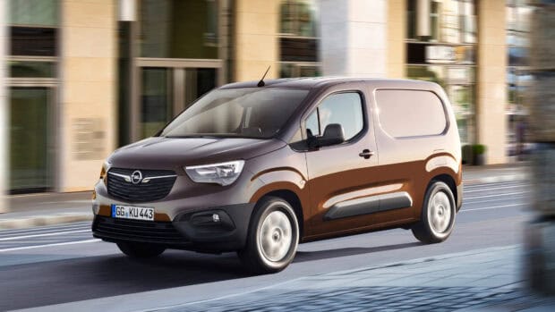 The Opel Combo drives smoothly along a city street with buildings in the background, 4K Desktop Wallpaper