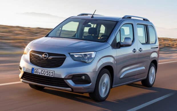 A modern Opel Combo is driving on a highway during daytime, HD Desktop Wallpaper