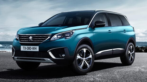A teal Peugeot 5008 is parked near the ocean under a cloudy sky, 4K Desktop Wallpaper