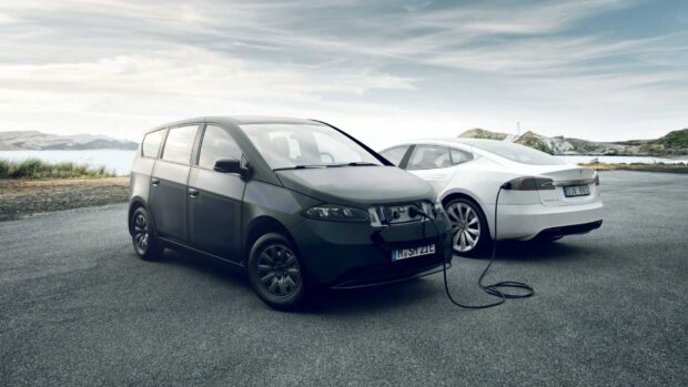 Two electric cars charging by the coast showcasing Sono Motors wallpapers, HD Desktop Wallpaper