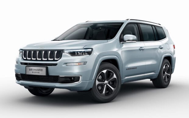 A modern silver Jeep Commander is shown from the front right side with detailed headlights and wheels, HD Desktop Wallpaper