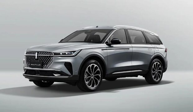 A sleek SUV design in silver color, 2K Desktop Wallpaper